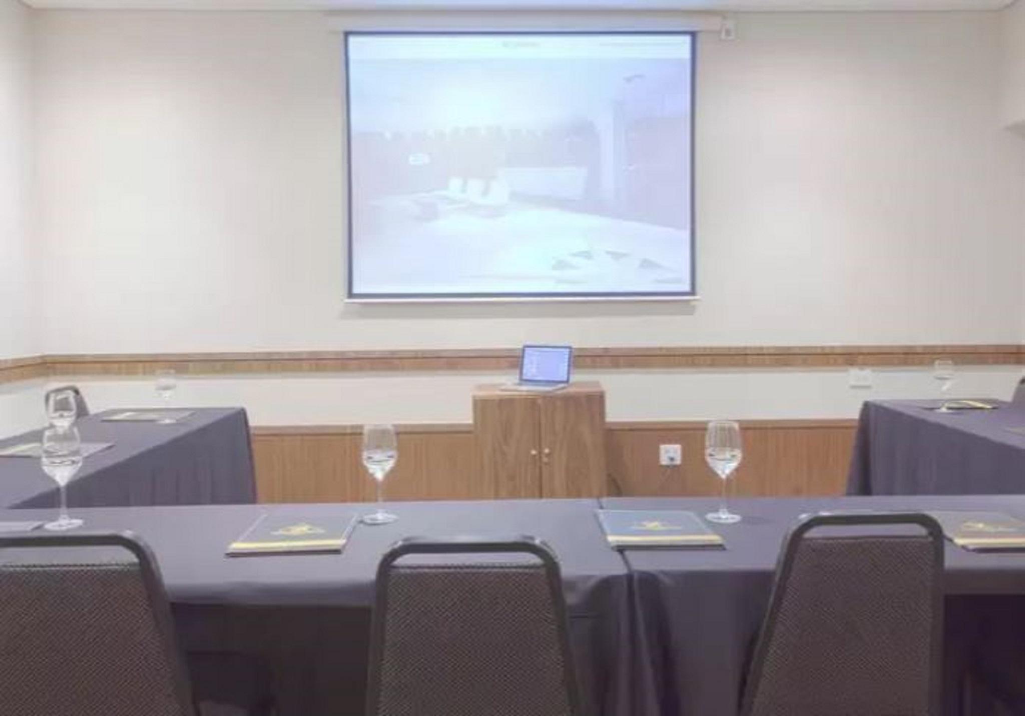 בלו הוריזונטה Royal Boutique Savassi Hotel מראה חיצוני תמונה A projection screen in a meeting room