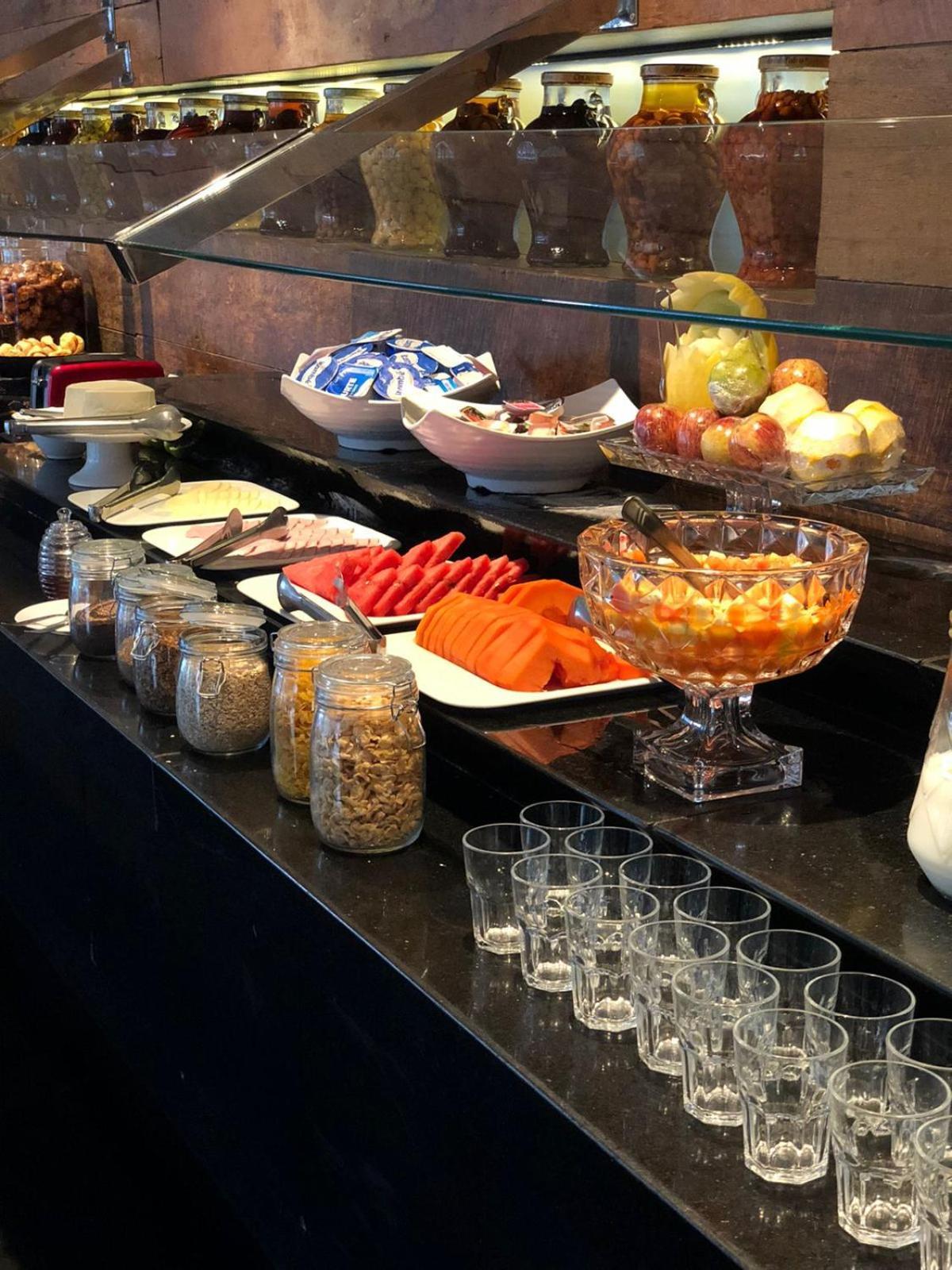 בלו הוריזונטה Royal Boutique Savassi Hotel מראה חיצוני תמונה A breakfast buffet at a hotel