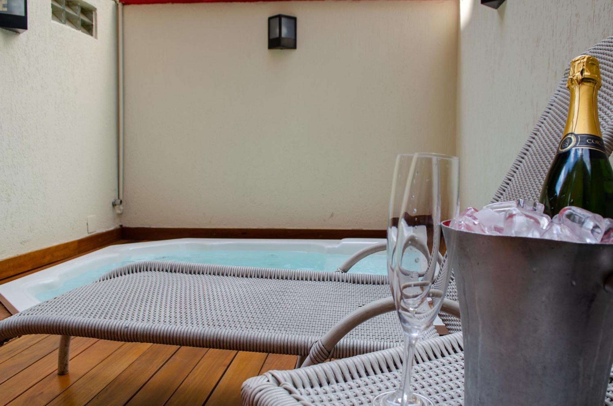 בלו הוריזונטה Royal Boutique Savassi Hotel מראה חיצוני תמונה A private hot tub at a hotel
