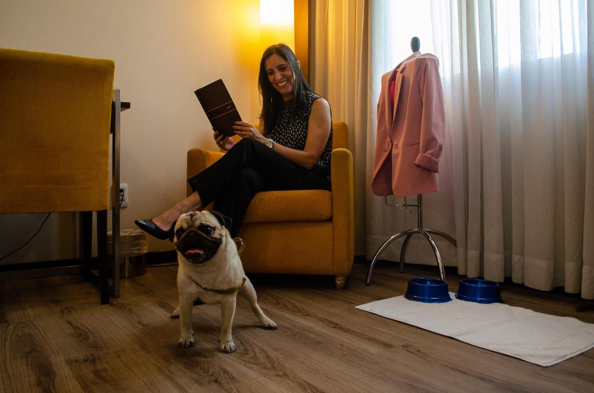 בלו הוריזונטה Royal Boutique Savassi Hotel מראה חיצוני תמונה A woman with her dog